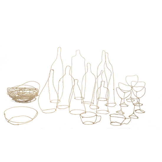 Profili di bottiglie e vasi bianchi